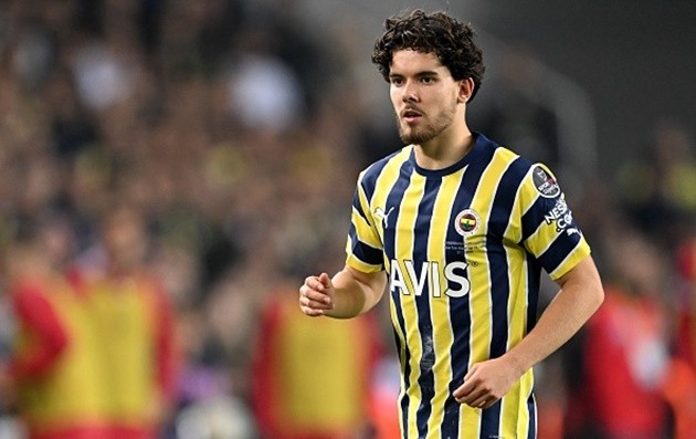 Arsenal dẫn đầu cuộc đua Ferdi Kadioglu - Bóng Đá