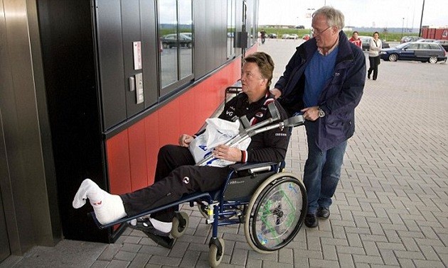 Louis van Gaal temporarily in wheelchair after bike accident, driven to Netherlands training on golf cart - Bóng Đá