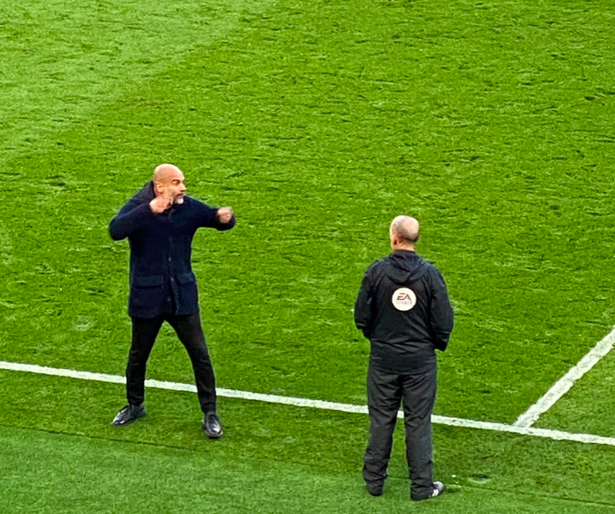 Furious Pep Guardiola in heated exchange with Mike Dean after Liverpool controversy - Bóng Đá