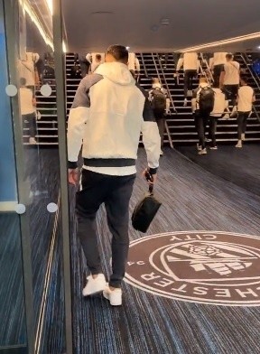 Huyền thoại MU có cử chỉ đẹp với Real Madrid - Bóng Đá