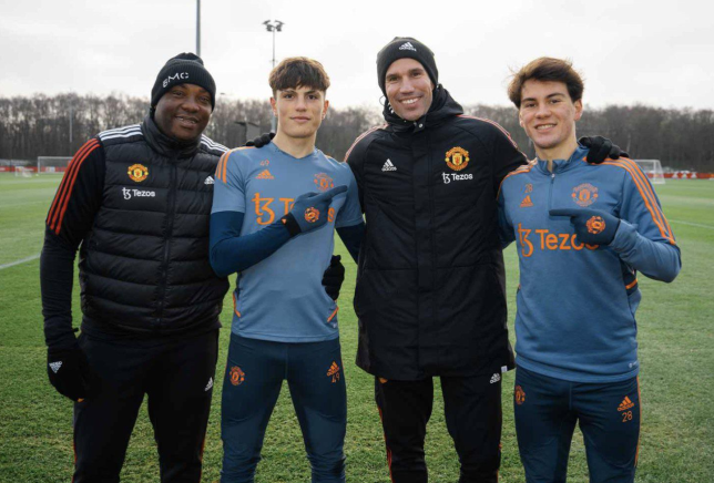 Robin van Persie sends message to Erik ten Hag after visiting Manchester United training - Bóng Đá