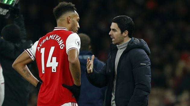 Mikel Arteta denies rumors of rift with Pierre-Emerick Aubameyang after Old Trafford substitution. - Bóng Đá