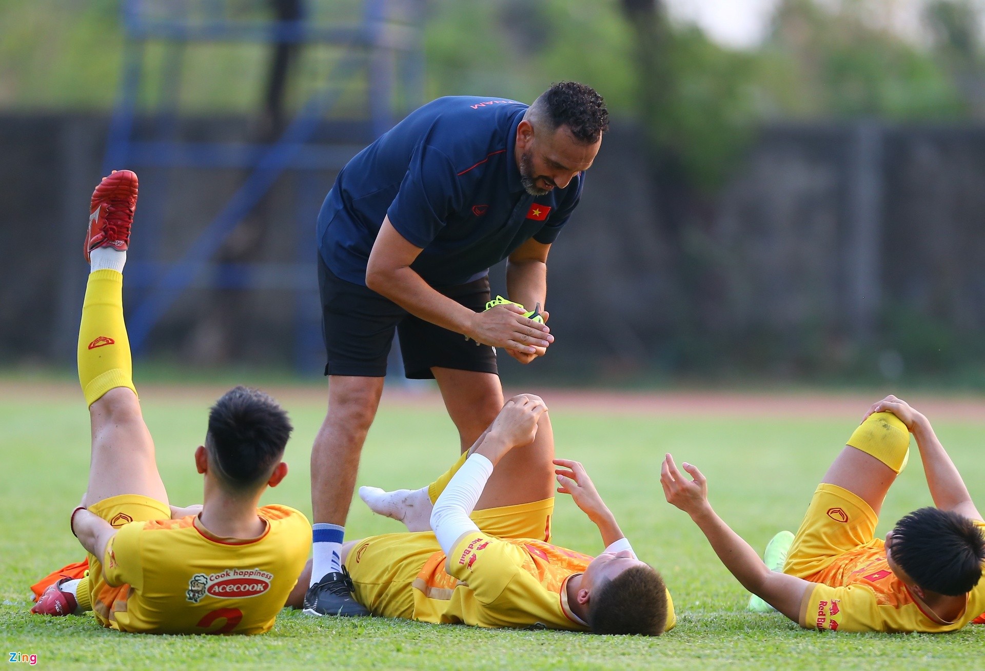 Trợ lý người Morocco pha trò với cầu thủ U22 Việt Nam - Bóng Đá