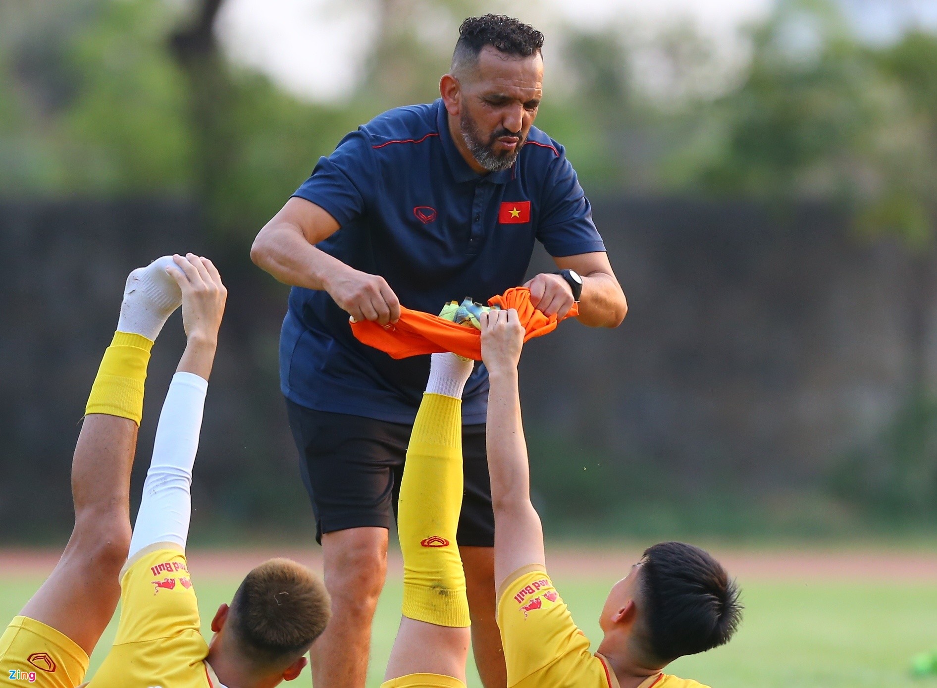 Trợ lý người Morocco pha trò với cầu thủ U22 Việt Nam - Bóng Đá