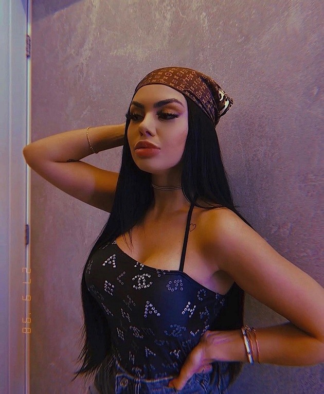 Who Is 18YO Vitor Roque’s 5 Years Older Fiancé Dayana Lins? - Bóng Đá
