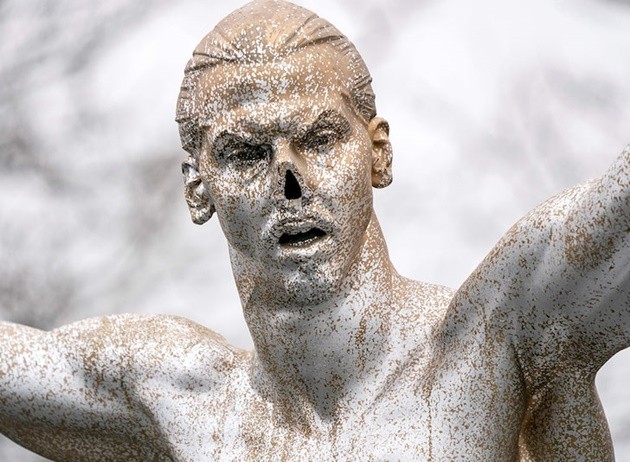 Vandals cut the nose off Zlatan Ibrahimovic statue outside boyhood side Malmo after he bought stake in rival club Hammarby - Bóng Đá