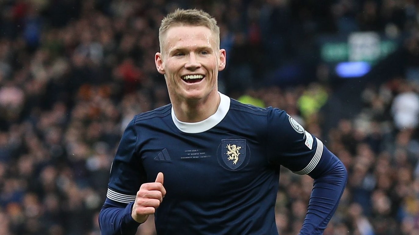 Quá đỉnh! McTominay bất ngờ 'ăn đứt' Haaland - Bóng Đá