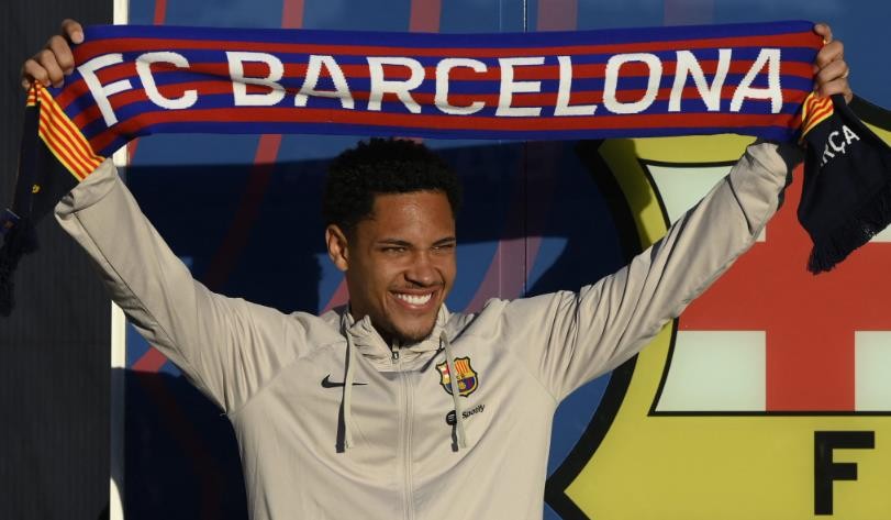 Vitor Roque speaks during his Barcelona presentation: “Xavi reassured me…” - Bóng Đá