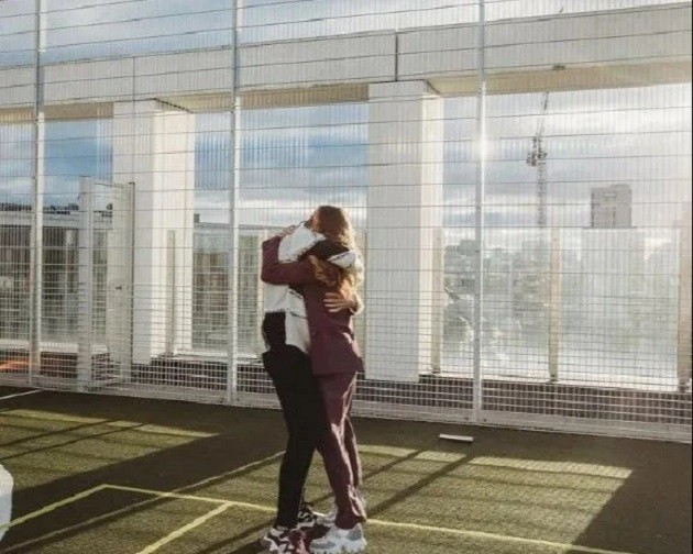 BABY ON BOARD Heartwarming moment Man Utd star Van de Beek and Arsenal legend Bergkamp’s daughter Estelle find out sex of their baby - Bóng Đá