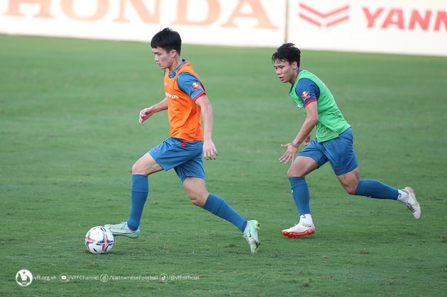 Nhìn U23 Việt Nam, HLV Troussier sẽ có phát kiến mới với Hoàng Đức - Bóng Đá