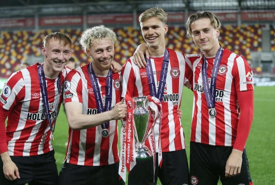 Con trai Beckham giành danh hiệu đầu tiên - Bóng Đá