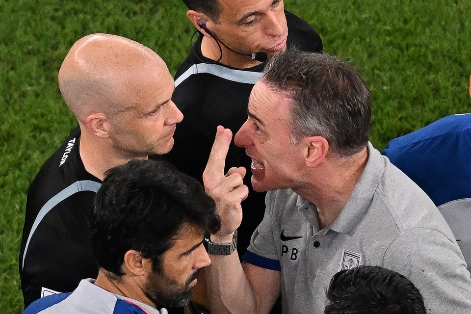 HLV Hàn Quốc xin lỗi học trò vì lãnh thẻ đỏ - Bóng Đá