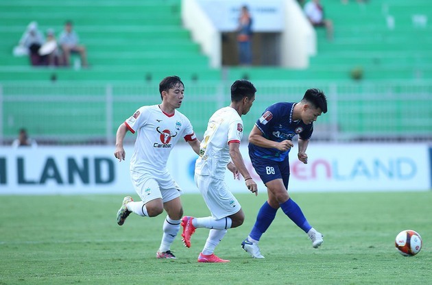 Văn Hậu được bênh vực sau pha thúc cùi chỏ; HLV cá tính chỉ thẳng nhà vô địch V-League - Bóng Đá