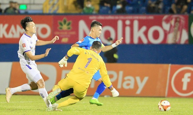 Nhà vua V-League đang hoảng sợ - Bóng Đá