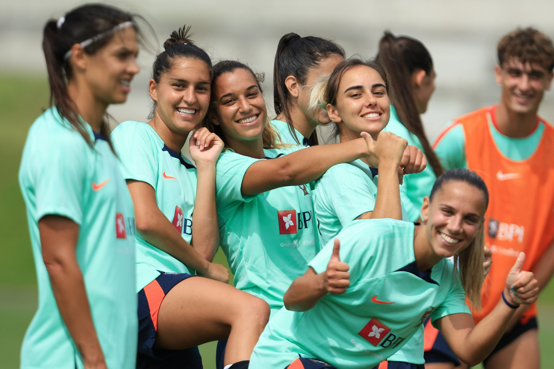 Nữ Bồ Đào Nha: Tập luyện và tiệc tùng chờ đấu nữ Việt Nam - Bóng Đá