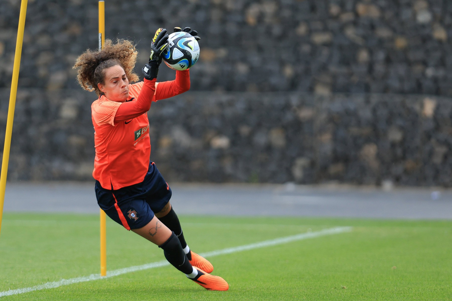 Nữ Bồ Đào Nha: Tập luyện và tiệc tùng chờ đấu nữ Việt Nam - Bóng Đá