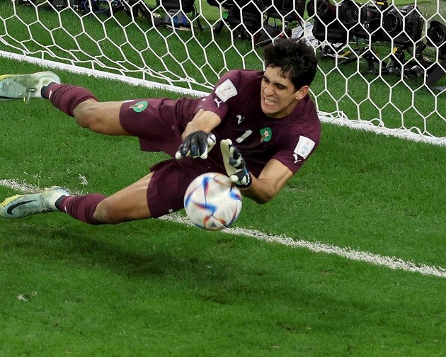 Man Utd have crazy idea of signing Sevilla star Yassine Bounou as back-up goalkeeper - Bóng Đá