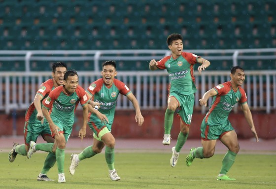Xác định cái tên cuối cùng chinh chiến ở Hạng Nhất 2023/24 - Bóng Đá