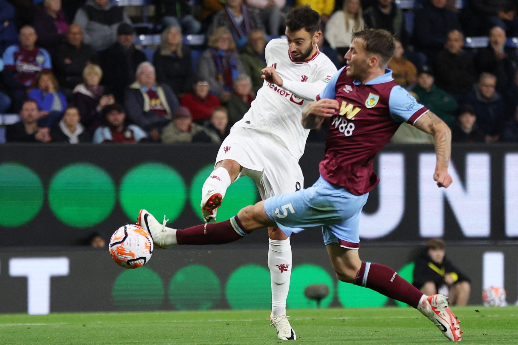MU thắng nhọc Burnley: Sự xấu xí cần thiết - Bóng Đá