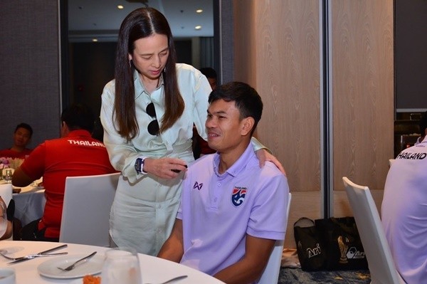 Madam Pang mời Chanathip đến động viên tuyển Thái Lan - Bóng Đá