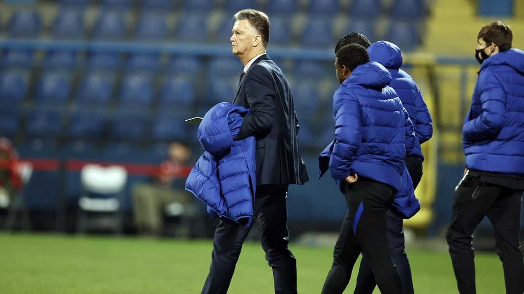 Rõ thời điểm cựu HLV Man United giải nghệ - Bóng Đá