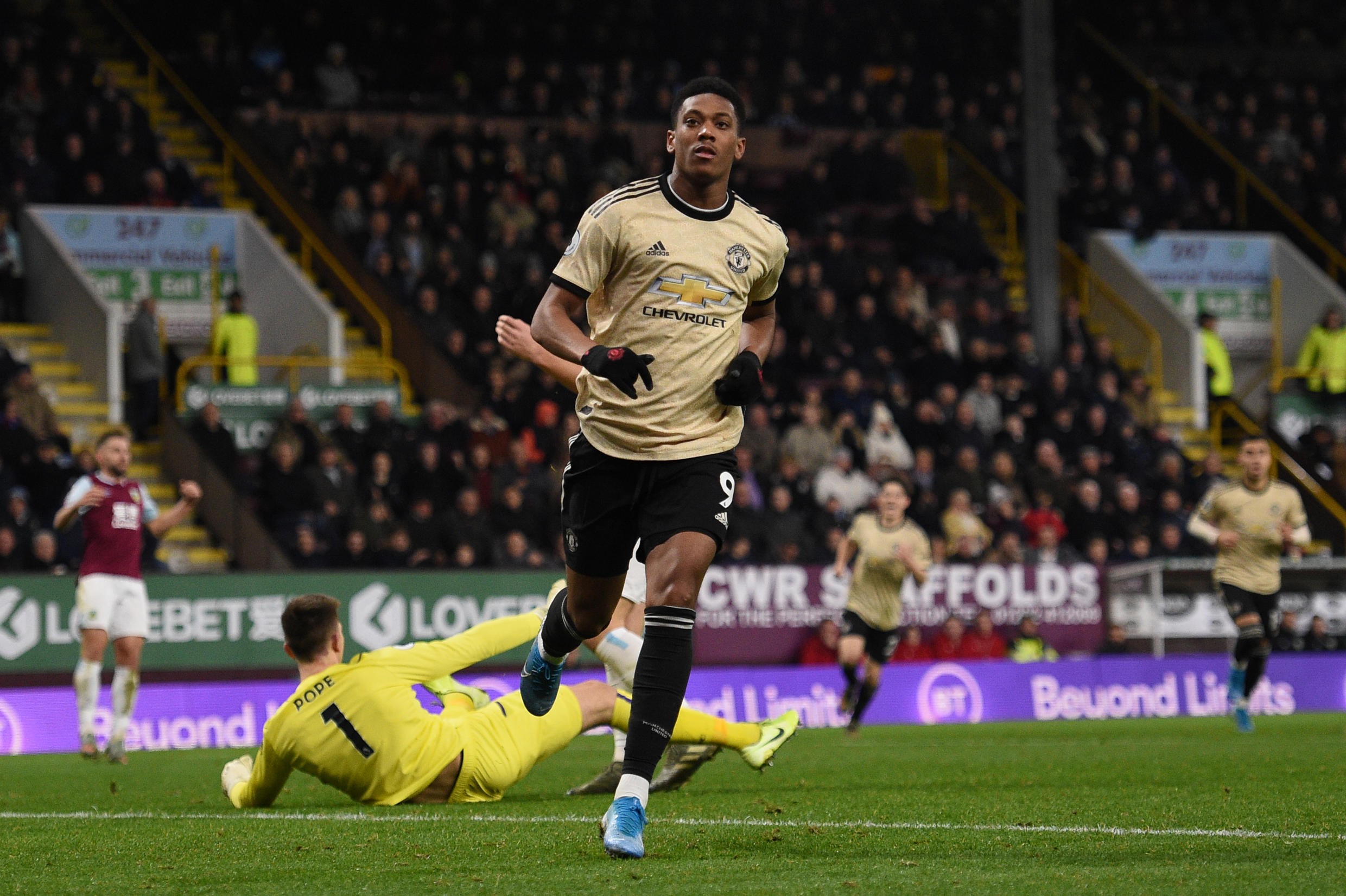 Manchester United climbed to fifth in the Premier League after beating Burnley - Bóng Đá