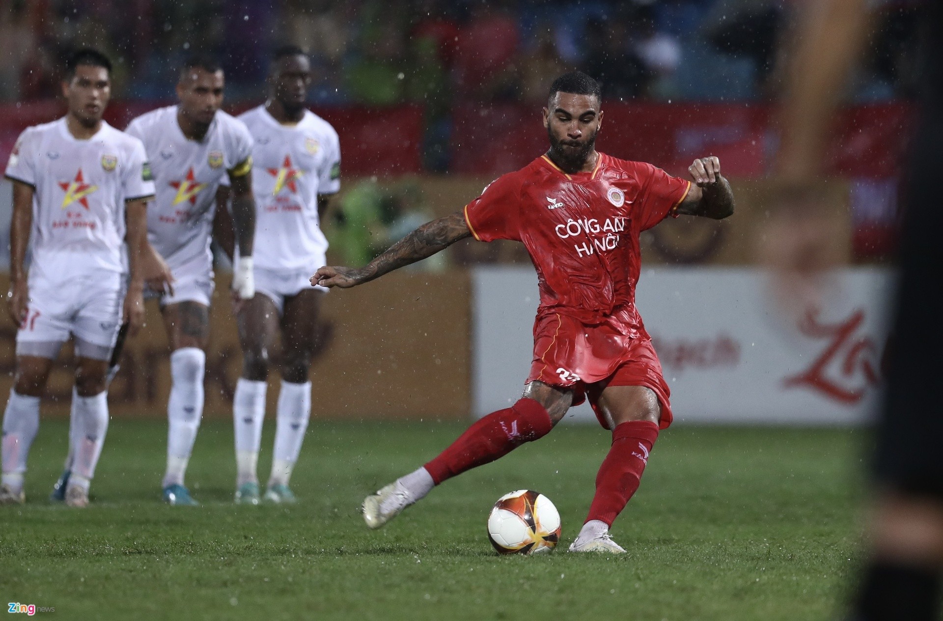 CLB CAHN chiếm ngôi đầu V-League trong ngày Quang Hải ra mắt - Bóng Đá