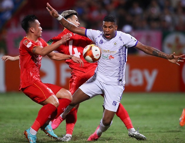 Trọng tài ngoại khiến cục diện V-League thay đổi? - Bóng Đá