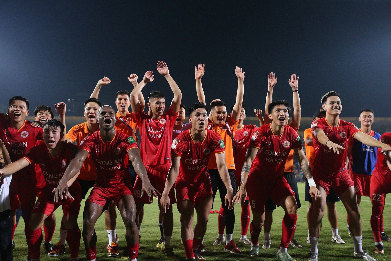 Khoảnh khắc CAHN ăn mừng ngôi vương V-League - Bóng Đá