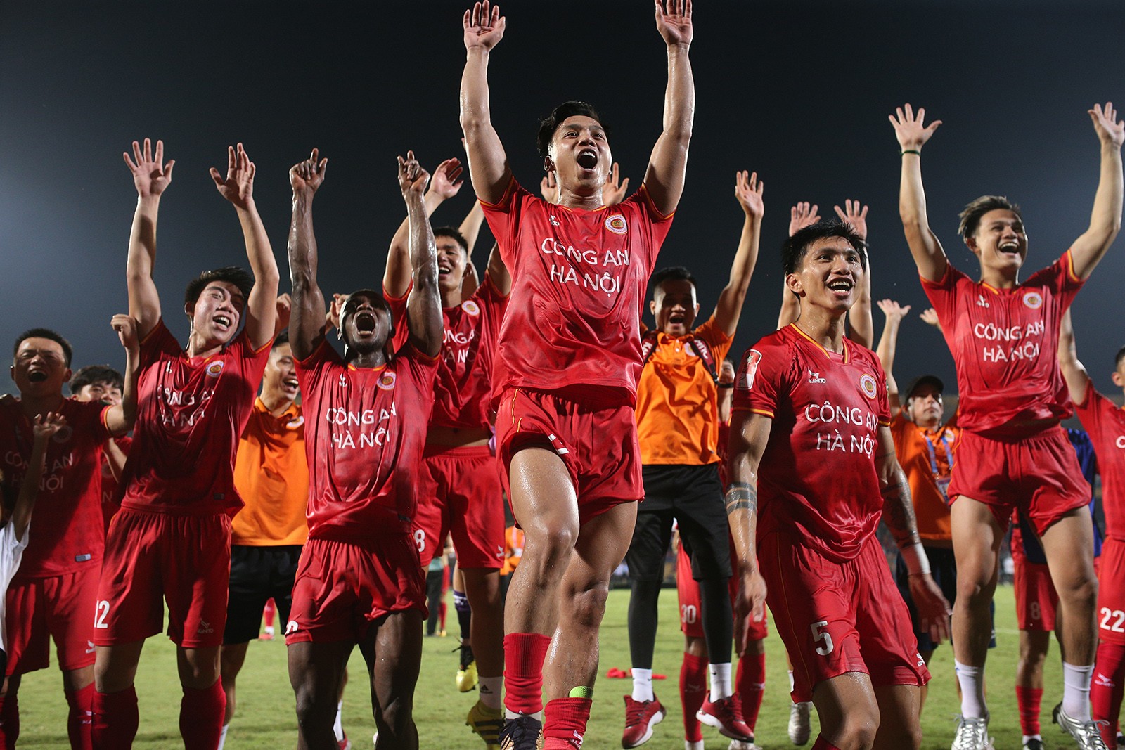 Khoảnh khắc CAHN ăn mừng ngôi vương V-League - Bóng Đá
