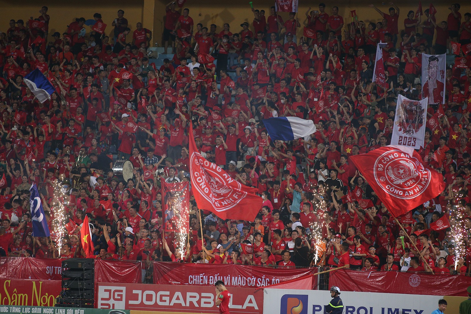 Khoảnh khắc CAHN ăn mừng ngôi vương V-League - Bóng Đá