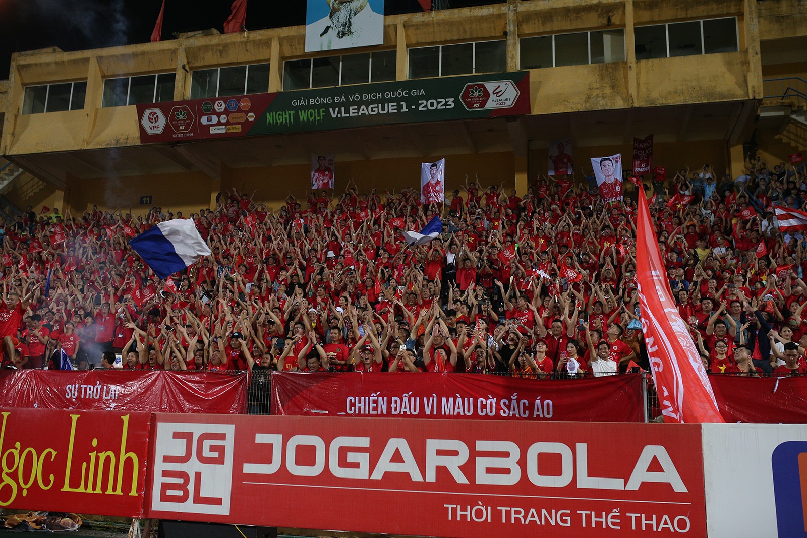 Khoảnh khắc CAHN ăn mừng ngôi vương V-League - Bóng Đá