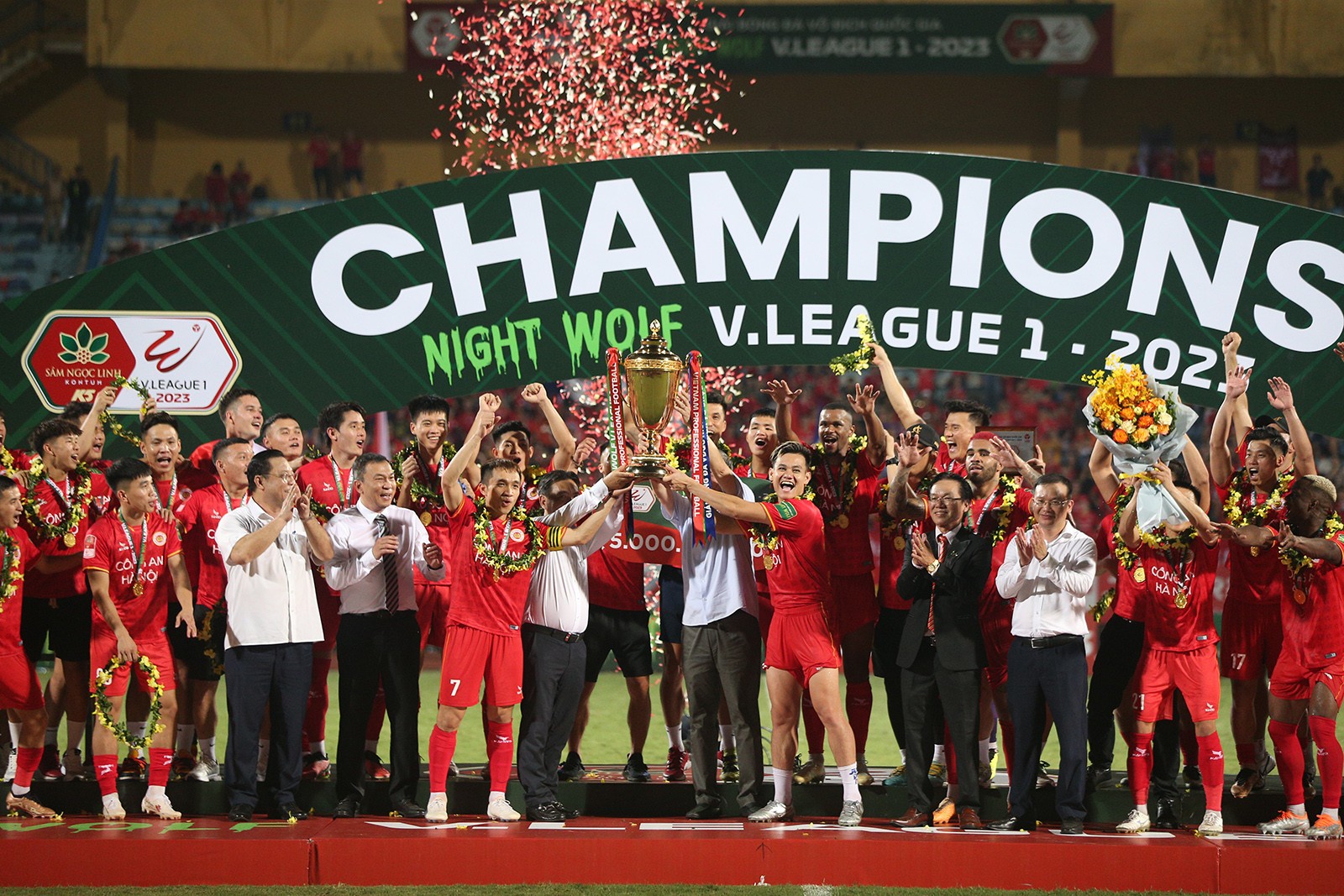Khoảnh khắc CAHN ăn mừng ngôi vương V-League - Bóng Đá