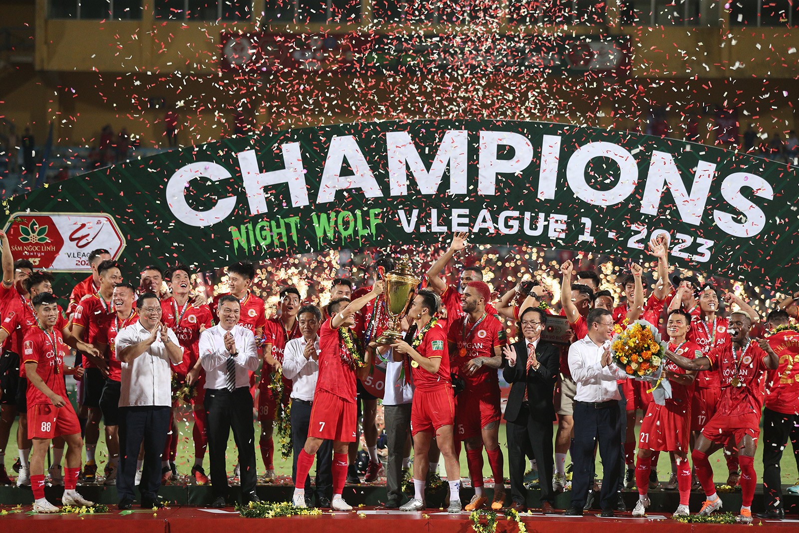 Khoảnh khắc CAHN ăn mừng ngôi vương V-League - Bóng Đá
