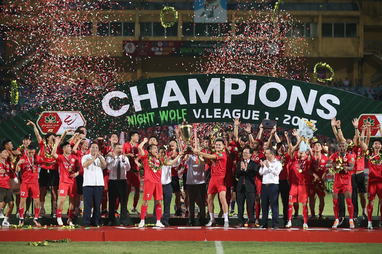 Khoảnh khắc CAHN ăn mừng ngôi vương V-League - Bóng Đá
