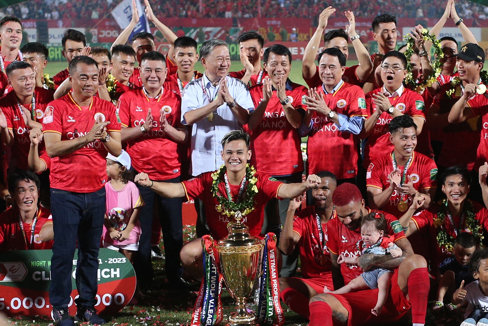 Khoảnh khắc CAHN ăn mừng ngôi vương V-League - Bóng Đá