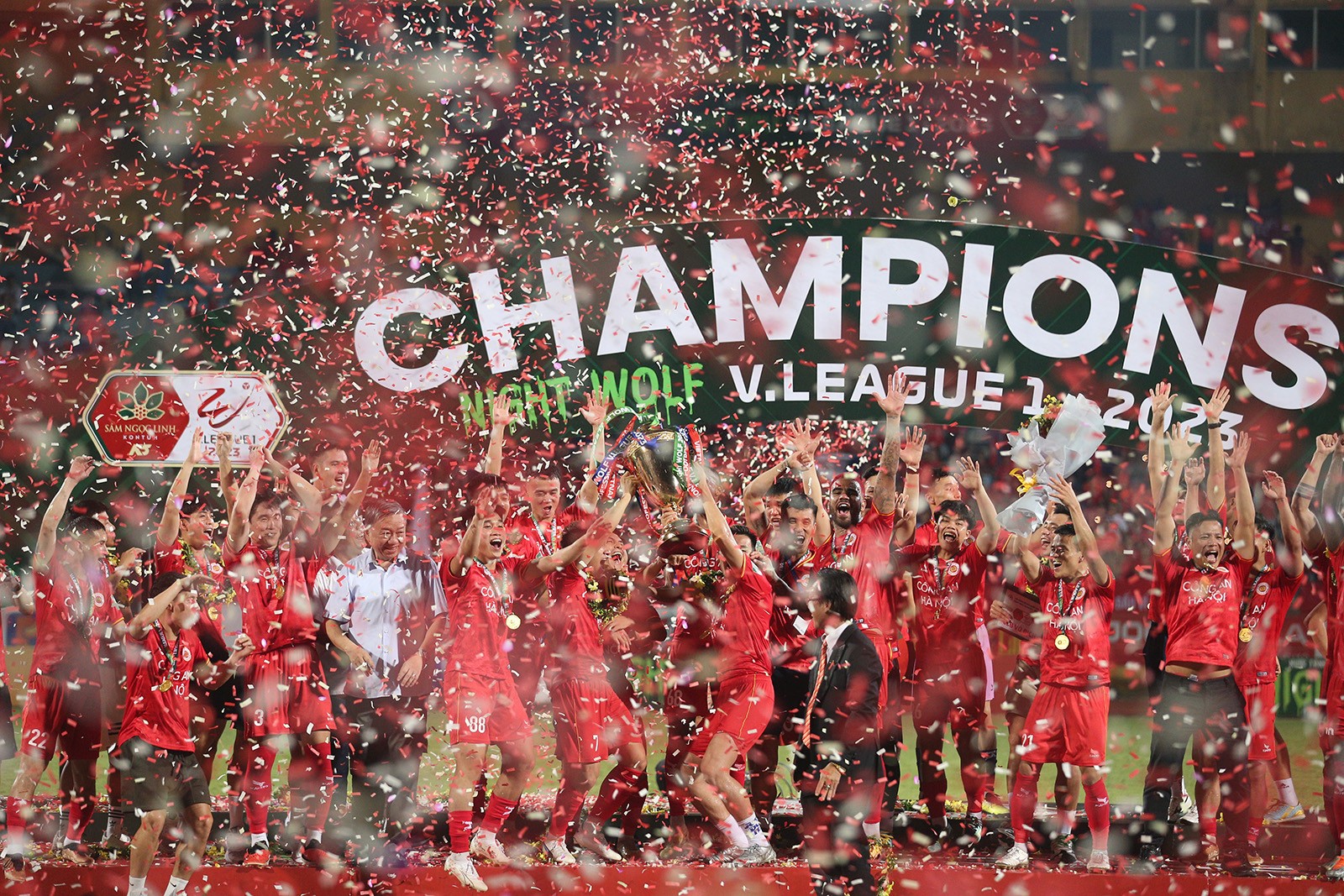 Khoảnh khắc CAHN ăn mừng ngôi vương V-League - Bóng Đá