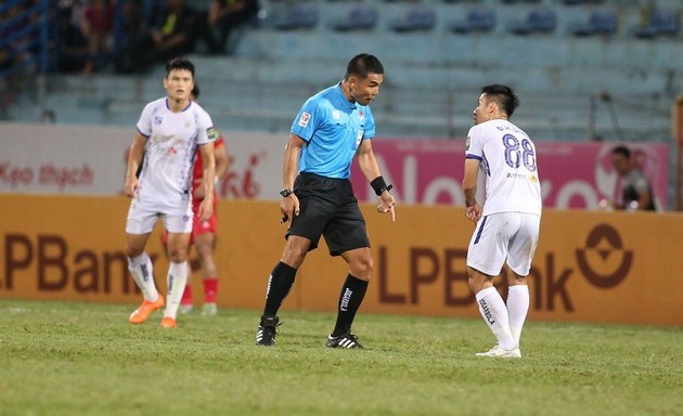 Trọng tài ngoại khiến cục diện V-League thay đổi? - Bóng Đá