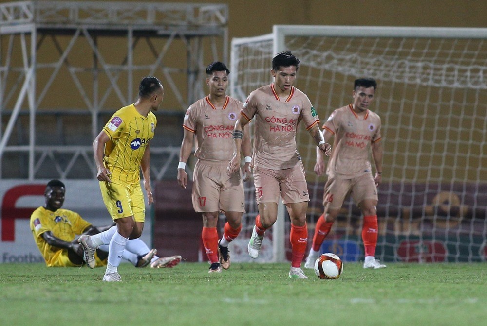 Trọng tài gây bão khi cướp trắng bàn thắng tại V-League - Bóng Đá