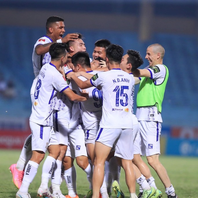 CLB Hà Nội thắng ngược TopenLand Bình Định, áp sát ngôi đầu bảng V-League - Bóng Đá