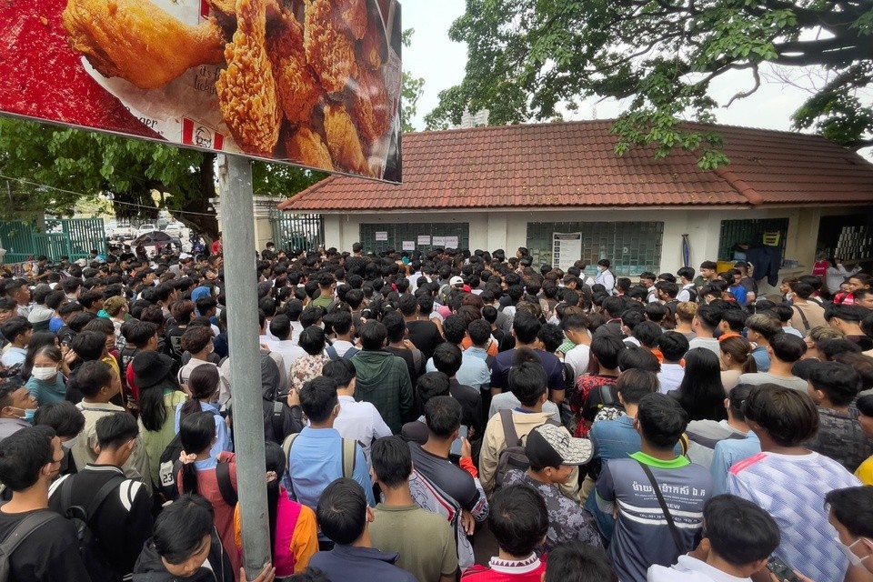 Người Campuchia đổ xô đi nhận vé miễn phí xem SEA Games 32 - Bóng Đá