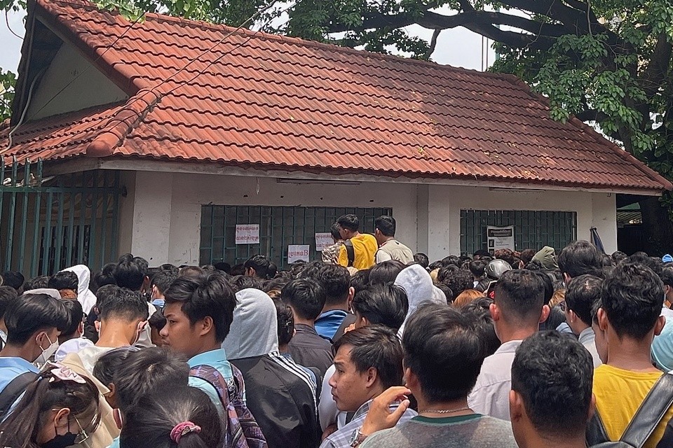 Người Campuchia đổ xô đi nhận vé miễn phí xem SEA Games 32 - Bóng Đá