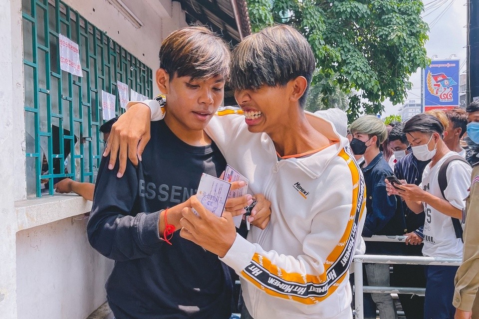 Người Campuchia đổ xô đi nhận vé miễn phí xem SEA Games 32 - Bóng Đá