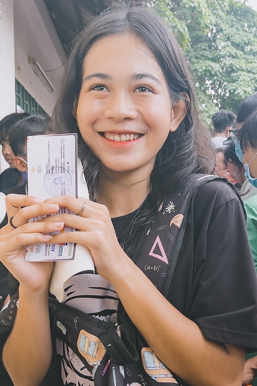 Người Campuchia đổ xô đi nhận vé miễn phí xem SEA Games 32 - Bóng Đá