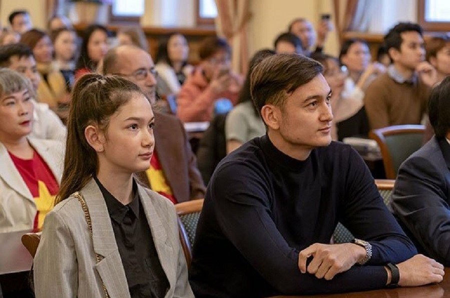 Em gái Văn Lâm sắc vóc nóng bỏng, gây bất ngờ khi sánh đôi Hoàng Đức - Bóng Đá