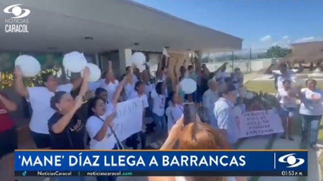 Moment dad of Liverpool star Luis Diaz reunites with family & friends 12 DAYS after he was kidnapped by ELN guerillas - Bóng Đá