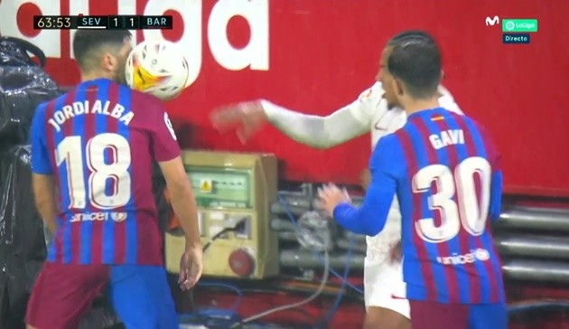 Xavi phản ứng với Rakitic; Mục tiêu M.U, Chelsea trả giá vì hung bạo - Bóng Đá