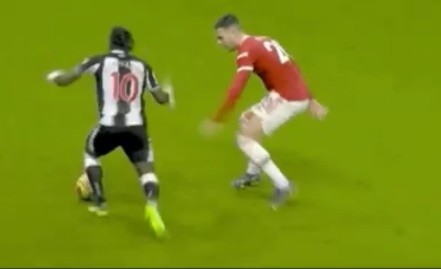 Saint-Maximin and Joelinton's showboating in Premier League clash - Bóng Đá
