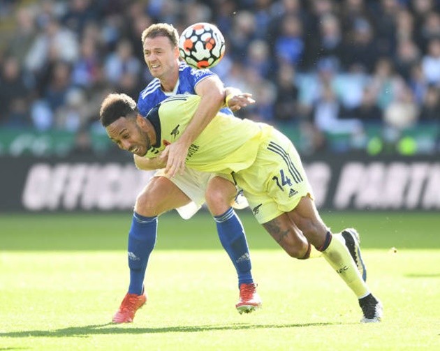 Alan Shearer can't believe what happened to Jonny Evans after Pierre-Emerick Aubameyang tackle - Bóng Đá