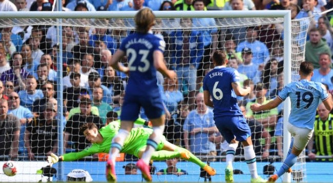 Frank Lampard had been applauding his team just moments earlier - Bóng Đá